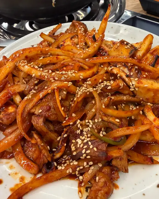 매콤한 양념에 버무려져 불향이 가득한 직화 제육, 낙지, 오징어 볶음 클로즈업