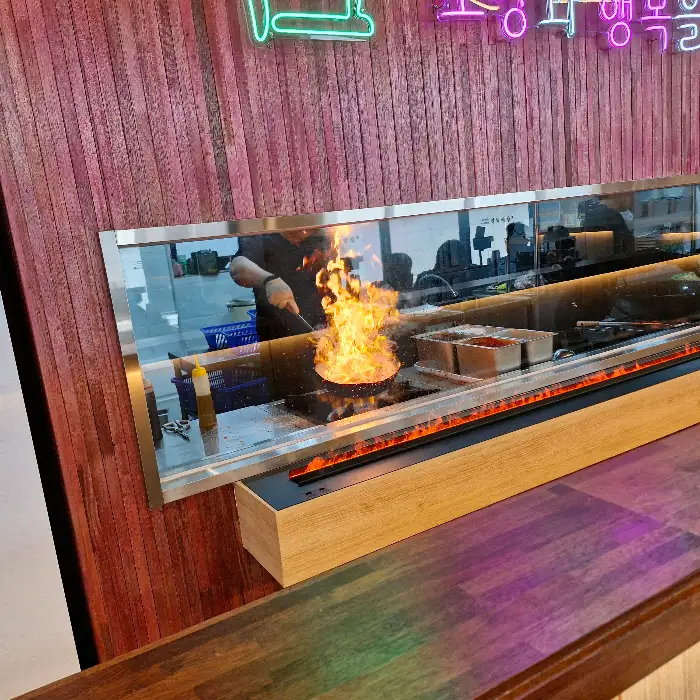 넓은 냄비에 끓고 있는 칼국수