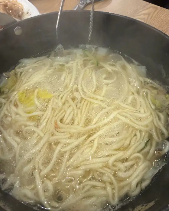 김이 나는 칼국수 면발