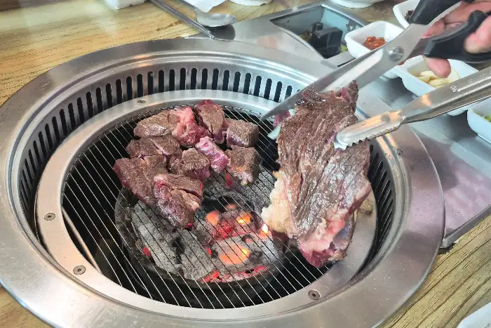 숯불 위에서 맛있게 구워지고 있는 한우 덩어리