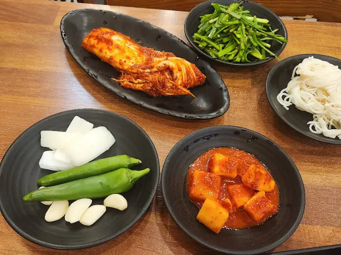 보쌈백반에 함께 나온 김치와 깍두기