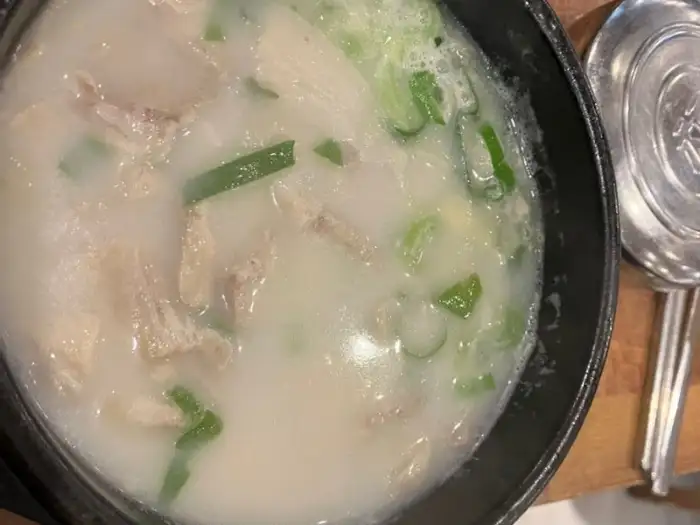 뽀얀 국물의 돼지국밥