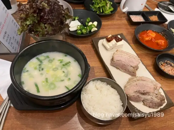 테이블 위 한 상 차림