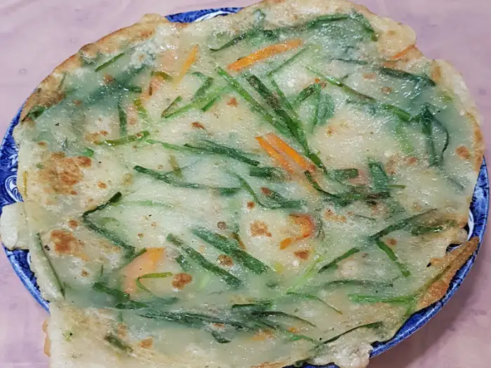 향어회와 함께 나온 부침개