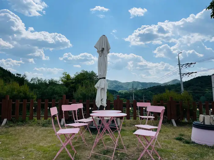 카페 외부 야외 좌석