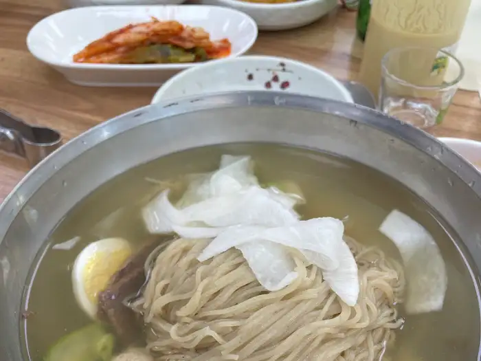 물냉면의 면발과 고명