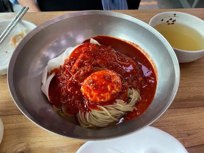먹음직스러운 비빔냉면