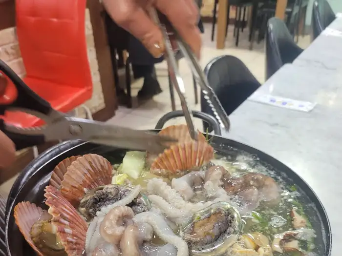 가위로 낙지를 자르는 모습
