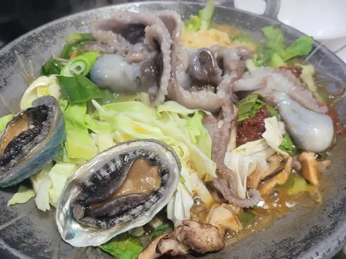 전복과 낙지가 함께 있는 모습