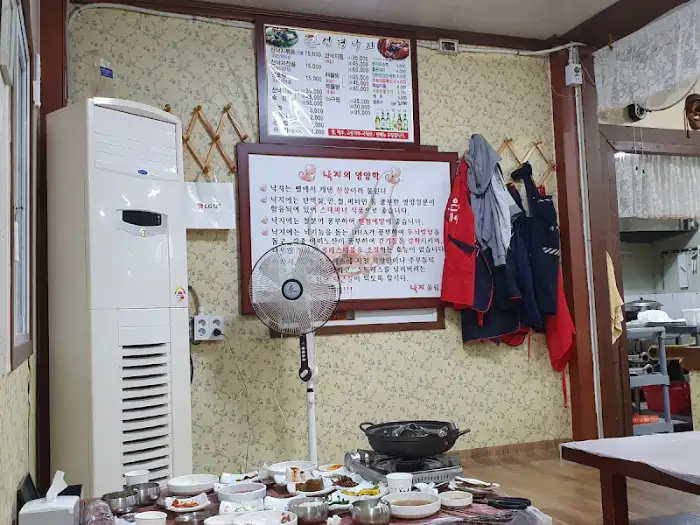 테이블에 놓인 음식과 난방기