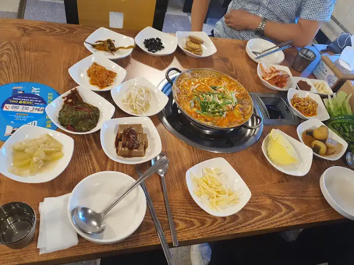 전골 냄비에 담긴 산더미 불고기, 신선한 채소와 고기가 어우러진 모습
