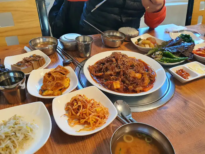 테이블 위에 차려진 다양한 음식들과 산더미 불고기