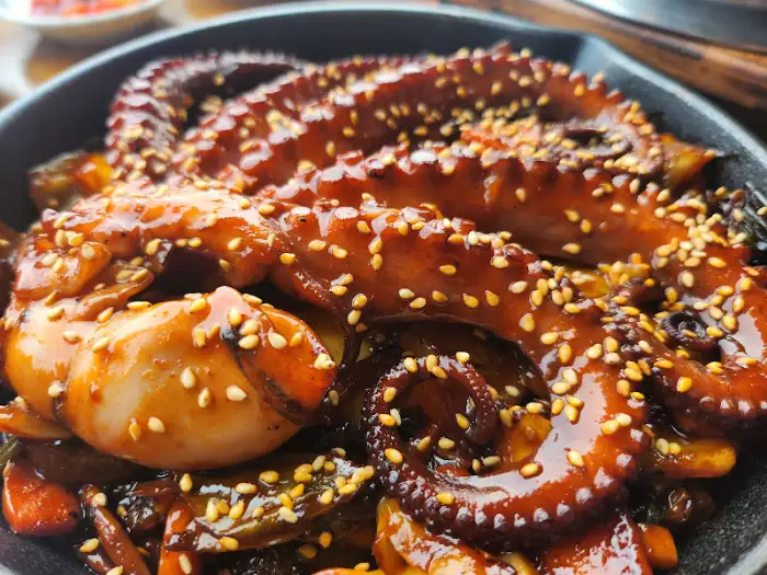 한 팬에 담겨 나온 돌문어 덮밥 클로즈업