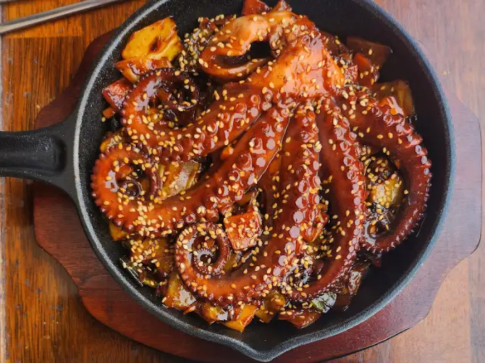 돌문어 덮밥을 위에서 내려다본 모습