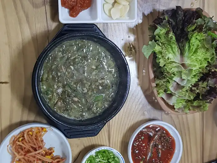 몸국과 샐러드, 반찬이 차려진 모습