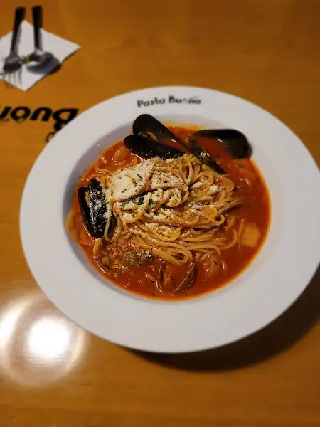 새빨간 소스가 매력적인 토마토 해산물 파스타