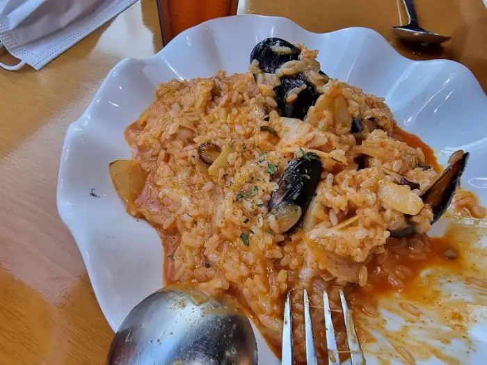 푸짐한 비주얼의 해산물 리조또