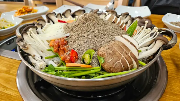 신선한 버섯과 채소가 가득한 메인 요리