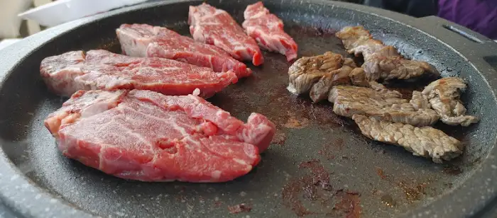 불판 위에서 익어가는 장흥 삼합