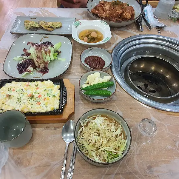 다양한 음식들이 차려진 테이블