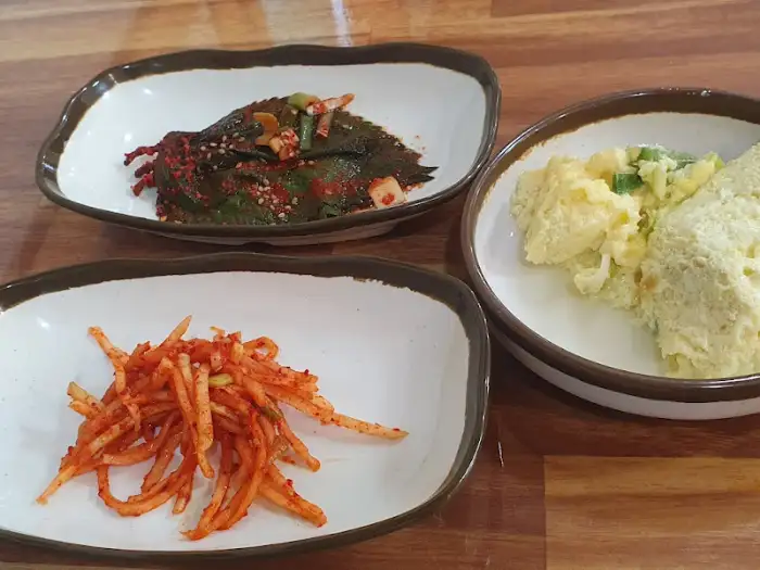 다양한 종류의 나물 무침과 장아찌