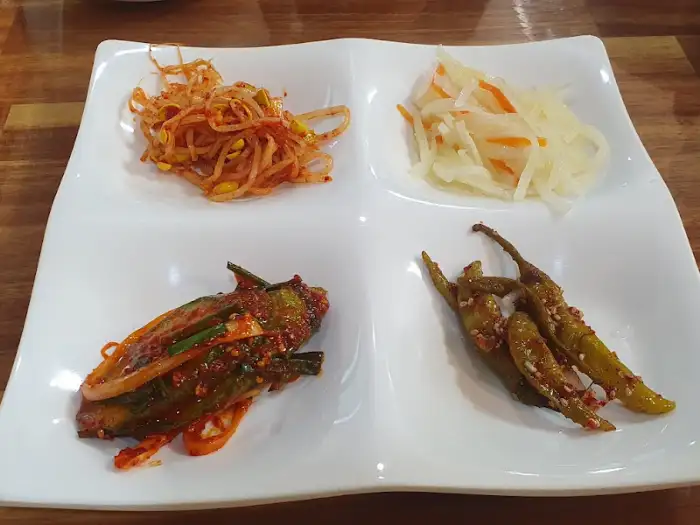 무 절임, 콩나물 무침, 깻잎 장아찌, 고추 장아찌