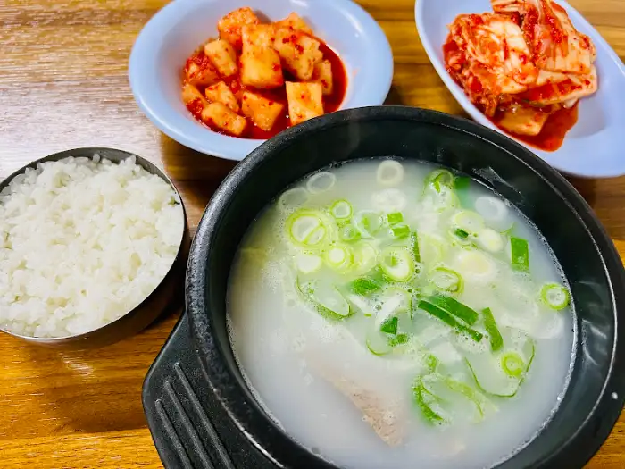 특 설렁탕과 밥, 김치, 깍두기