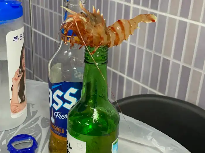 병에 꽂힌 신선한 새우