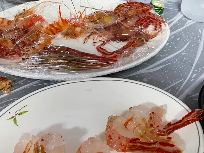 신선한 새우가 담긴 접시들