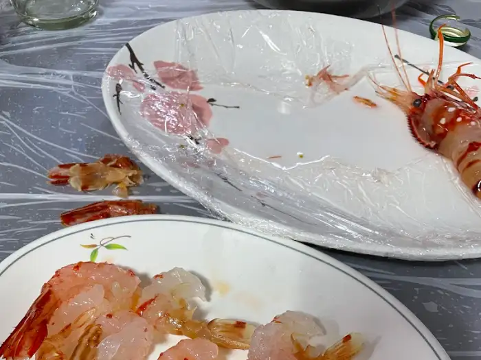 신선한 새우와 함께 제공된 접시