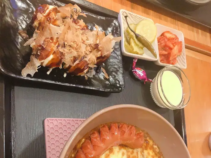 카레 위에 소시지와 타코야끼 토핑이 올라간 모습