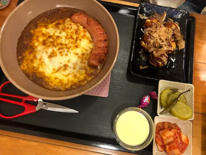카레 위에 치즈와 소시지가 올라간 모습