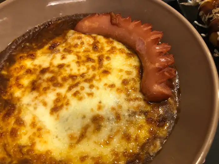 카레 위에 올라간 소시지의 확대 모습