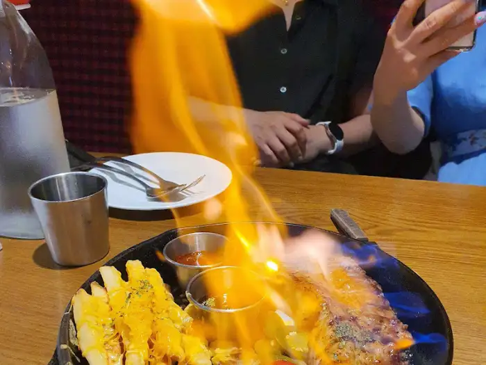 마초삼겹스테이크에 불이 붙은 모습