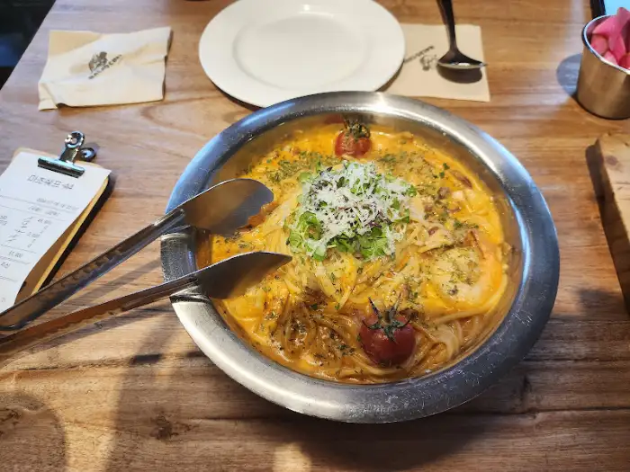 로제 소스 파스타 전체 모습, 위에 치즈와 허브