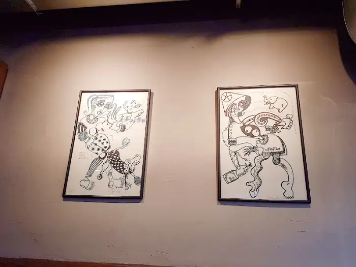 벽에 걸린 흑백 그림 작품 두 점