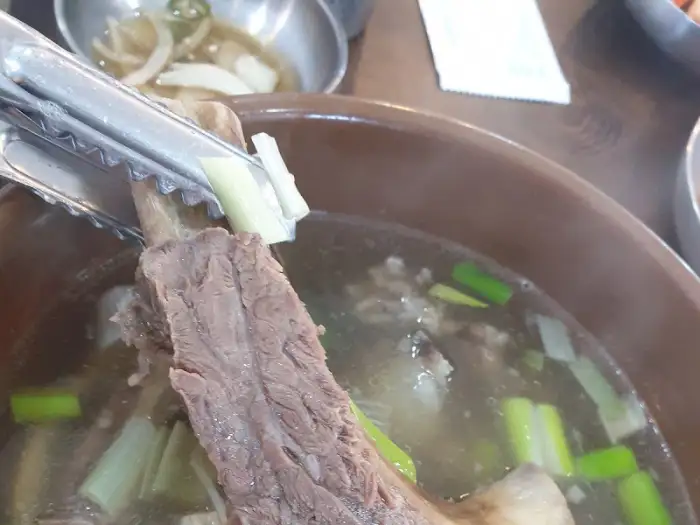 갈비탕 국물 속 갈빗대