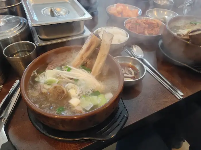 갈비탕과 곁들임 반찬