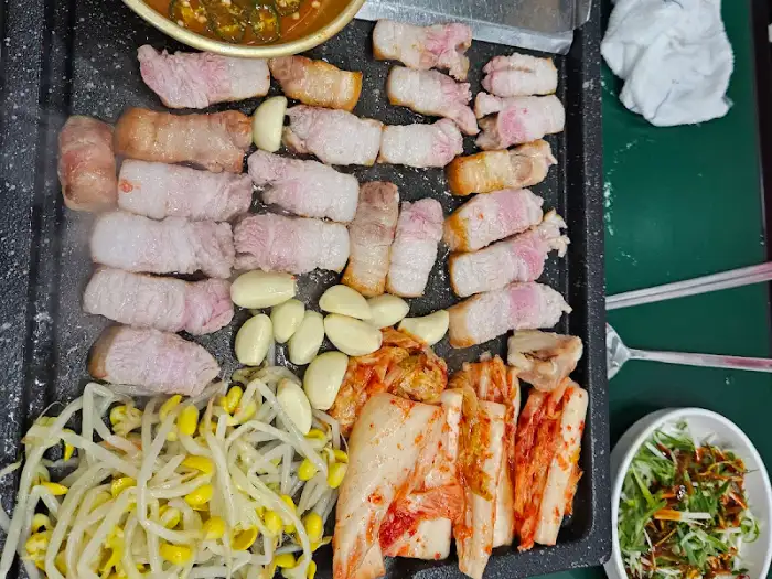 구워지는 삼겹살과 곁들임