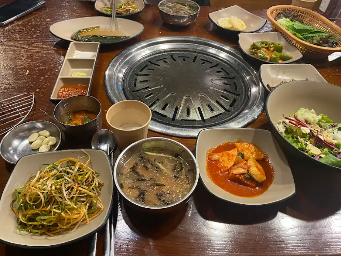 다양한 밑반찬과 묵사발