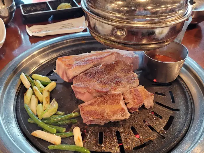 불판 위에서 구워지는 삼겹살