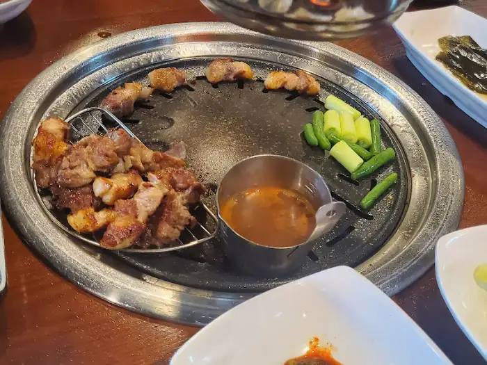 구워지는 삼겹살과 대파