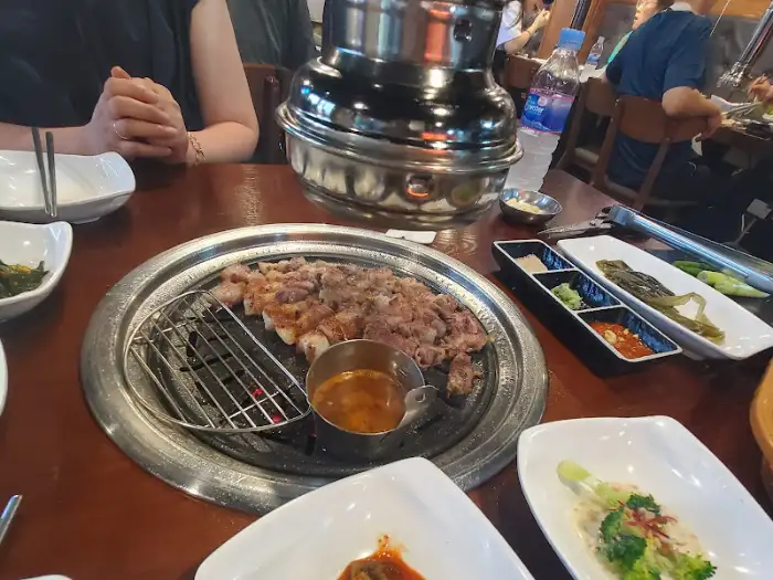 노릇하게 구워진 고기와 반찬들