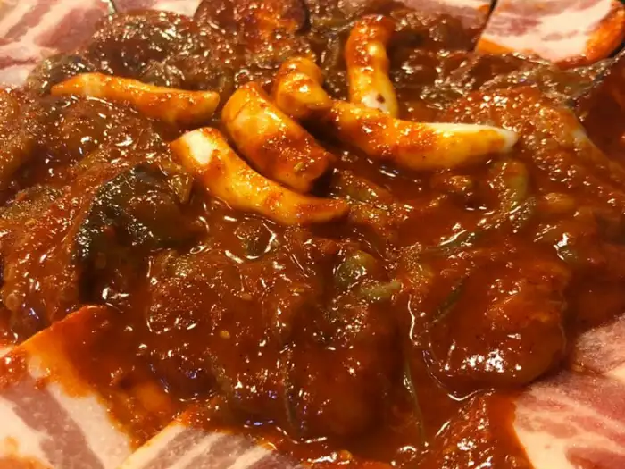 깻잎, 김, 쭈꾸미, 콩나물을 함께 싸 먹는 모습