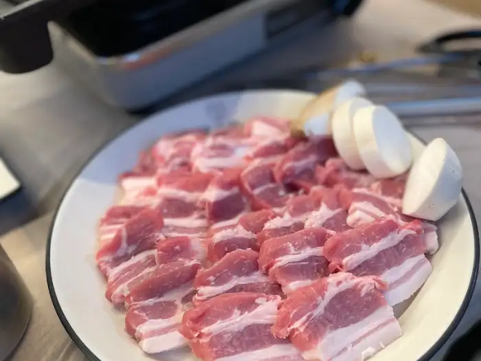 신선한 숙성 삼겹살이 보기 좋게 플레이팅되어 있다