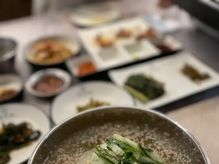 다양한 밑반찬이 차려진 식탁