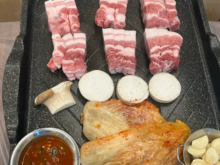 다른 각도에서 바라본 삼겹살과 껍데기, 곁들임