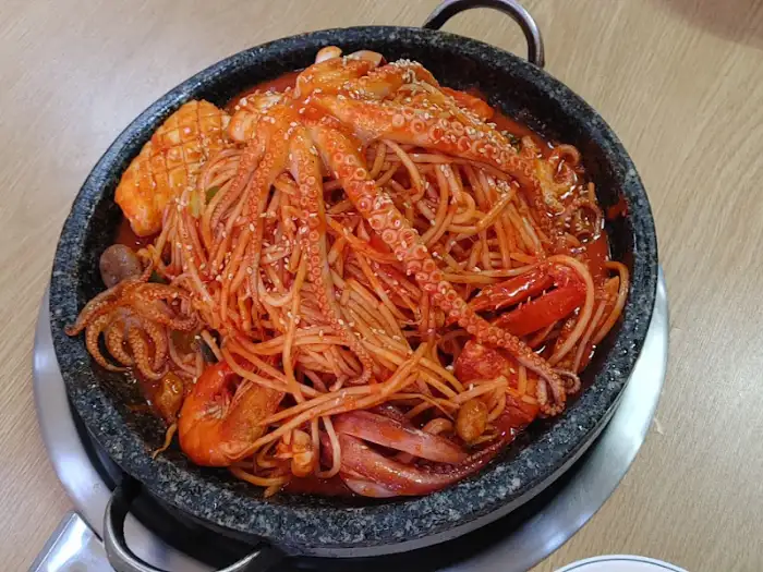 돌판 솥에 담긴 푸짐한 해물뼈찜