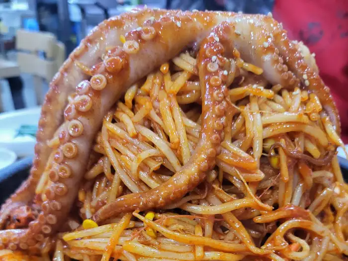 해물뼈찜 속 오징어 다리 클로즈업