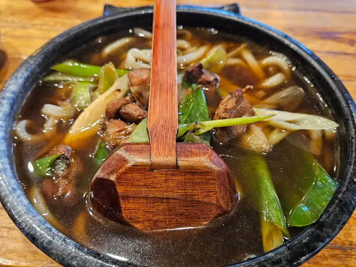 겐로쿠우동 대전 노은점의 우동과 나무 국자 사진